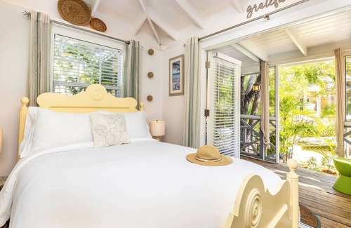 Grace Bay Cabin | Dreamy Cottage in Grace Bay with BBQ and Bikes Included