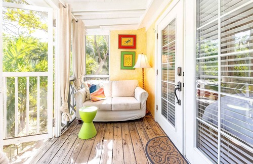 Grace Bay Cabin | Dreamy Cottage in Grace Bay with BBQ and Bikes Included