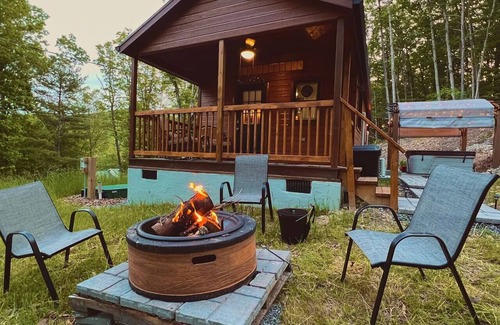 Luray Cabin | Dreamy Couples Cabin w/Hot Tub & Fire pit