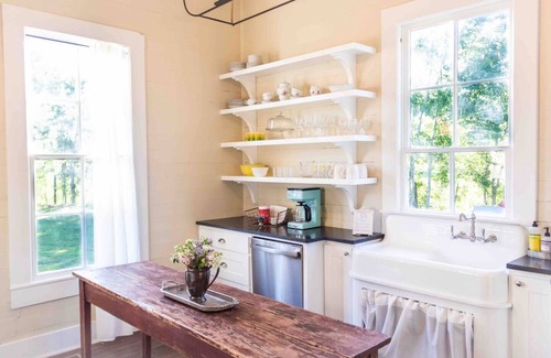 Round Top House | Dreamy Farmhouse Vibes Only 2 Miles to Round Top | The Poppy