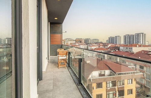 Avcilar Apartment | Dreamy Flat with Balcony near Malls in Avcilar