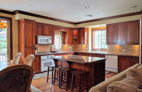 Mammoth Lakes Condo | Dreamy Home at Canyon Ldg -Mammoth Moose - Hot tub/Sauna/Garage