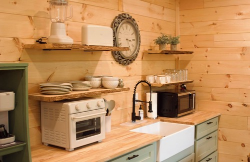 Newport Cabin | Dreamy Lakeside Treehouse Hideaway/Cabin for Couples