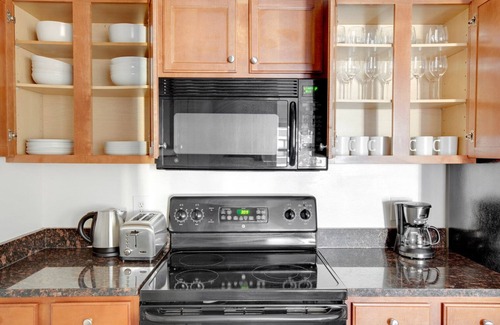Logan Circle Apartment | Dreamy Logan Circle 2BR w/Gym, W/D & Pool, walk to bars by Blueground