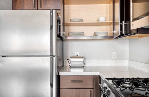Mountain View Apartment | Dreamy Mountain View 1BR w/Pool & Gym, walk to Caltrain, by Blueground