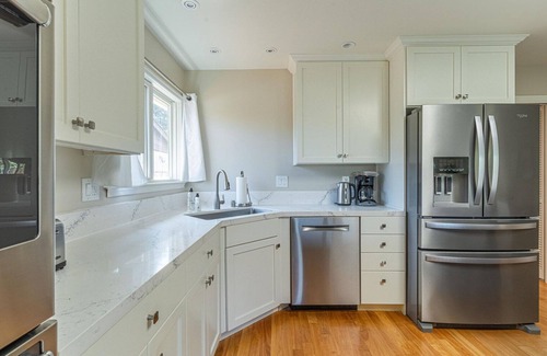 Waverly Park House | Dreamy Mountain View 4BR w/Backyard & Vaulted Ceilings, by Blueground