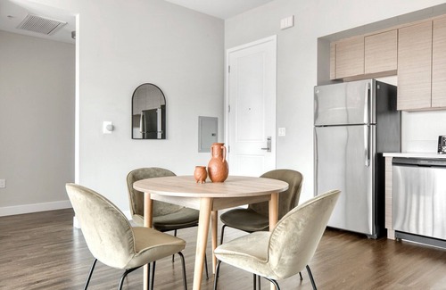 NoHo Arts District Apartment | Dreamy North Hollywood 2BR w/Pool, Gym & Roof, prime NoHo, by Blueground