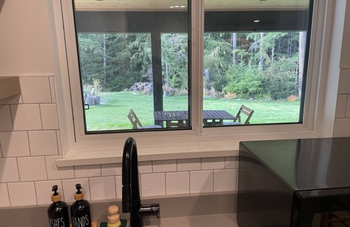 Sea to Sky Highway House | Dreamy & Private 2 bedroom Garden level suite with Sauna. Pet Friendly!