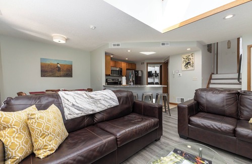 The Galena Territory Condo | Dreamy Summers @ Green View Getaway - Dog Friendly & Steps to Golf!