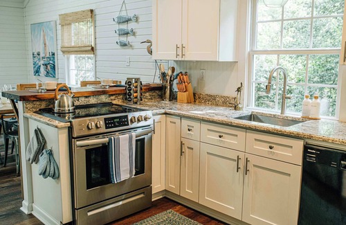 Deltaville House | Dreamy Waterfront+Hot tub+Kayaks+Deck+Dock+Games