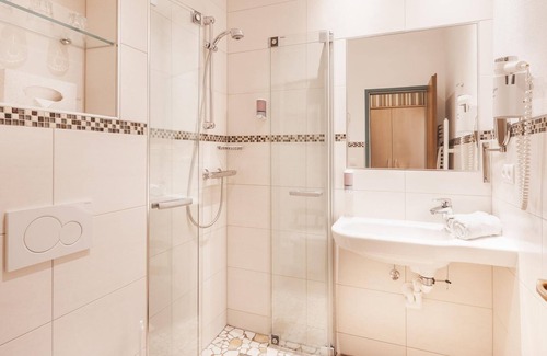 Sankt Michael im Lungau House | Dreibettzimmer mit Dusche, WC Ohne Frühstück - Stofflerwirt, Landhotel