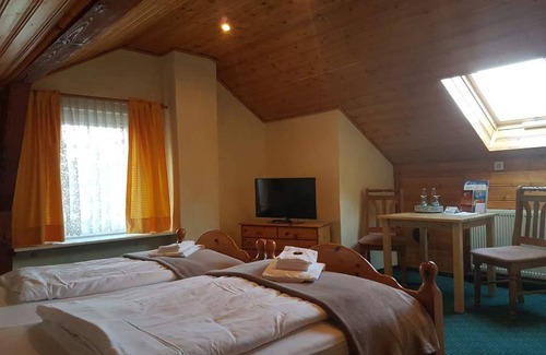Kallinchen Apartment | Dreibettzimmer mit Dusche und WC