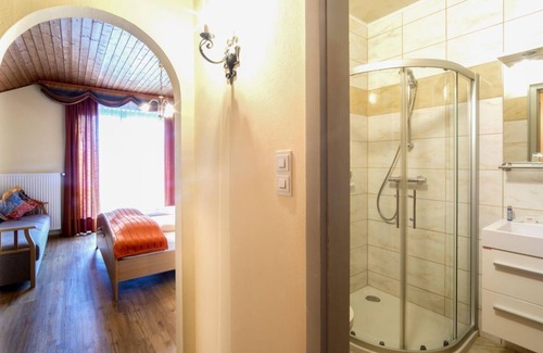 Seeboden Other | Dreibettzimmer Rotkäppchen mit Dusche und WC - Landhaus Pension Holle