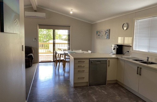 Melville House | Drift Away @ Coobowie (350m from beach & pet friendly)