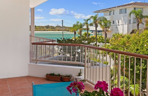Noosaville Apartment | Drifters Unit 4 - River views at tastefully decorated unit