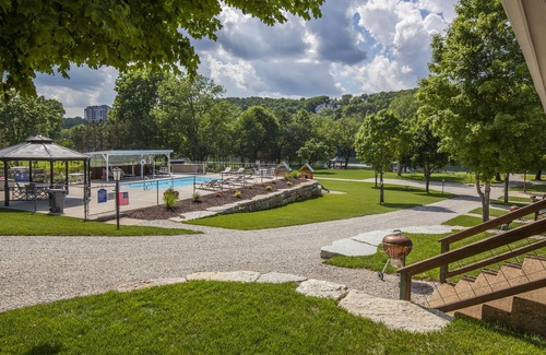 Branson Cottage | Driftwater Resort Cabin #12 with Lake Taneycomo Access & Pool!