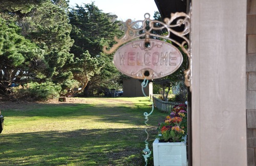 Manchester House | Driftwood Bungalow MENDOCINO COAST Ocean Front, Private Path to Beach HOT TUB