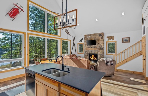 Eagle River House | Driftwood Cabin | Newer lakefront cabin, dock, firepit, kayaks, Dogs OK, AC