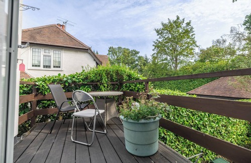 Acresford House | Driveway & Hot Tub | Big & Unique 3 Bed House