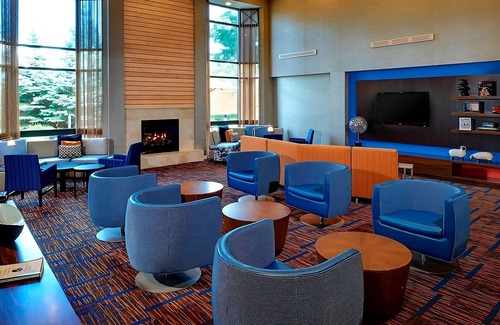 West Dundee Resort | Drop by Santa's Village! Pool, Offers FREE Parking, Pet-Friendly Property!