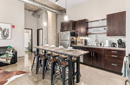 Warehouse District Apartment | DT 2BD Steps from Target Field Gym Kitchen Laundry