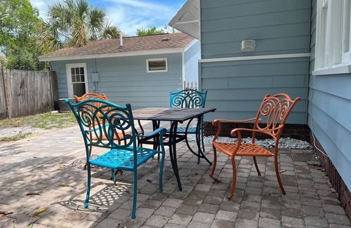 Bradenton House | DT Bradenton 2/1 Charmer - walk to DT & Riverwalk, easy access to Anna Maria