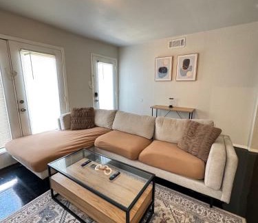 Old East Dallas Apartment | DT Dallas - BOHO Abode - 5 MIN FROM BAYLOR MED