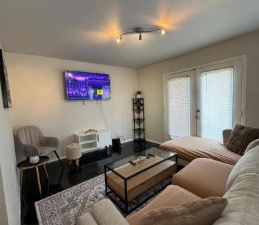 Old East Dallas Apartment | DT Dallas - BOHO Abode - 5 MIN FROM BAYLOR MED