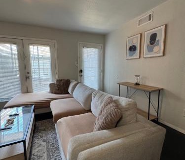 Old East Dallas Apartment | DT Dallas - BOHO Abode - 5 MIN FROM BAYLOR MED