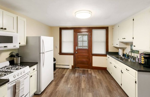 Libertyville Apartment | DT Libertyville Apt near Naval Base w/50" TV!