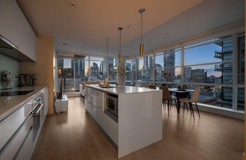 Victoria Park Condo | DT Luxury: Tower View, Near Stampede! FREE Banff Pass, Parking, Wine!