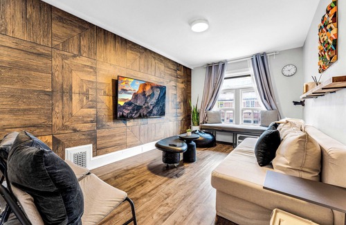 Parkdale Apartment | DT Oasis 2 bed w/Parking & 15 min to CN Tower