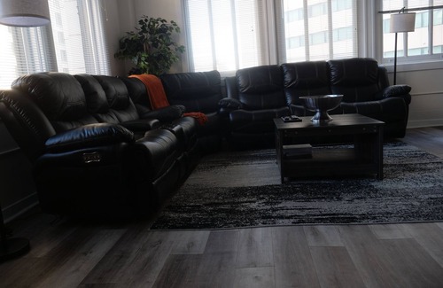Mile Square Apartment | DT Retreat-King Bed+Free Parking+Access to Skywalk