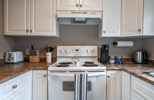 East Village Condo | DT Riverside condo near Saddledome, UG parking, AC, 2 bedrooms