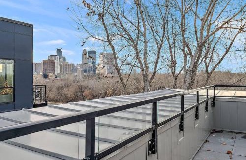 St. Anthony West Apartment | DT UMN 1BD Gym Free Parking Rooftop by River