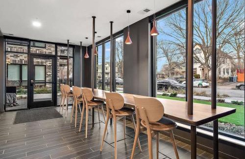 St. Anthony West Apartment | DT UMN 1BD Gym Free Parking Rooftop by River