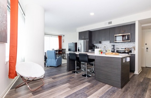 Downtown Apartment | DTSS LuxePad w/PS4 VR + Rooftop Pool + 360 DC Views Lounge + Gym + Streaming TV