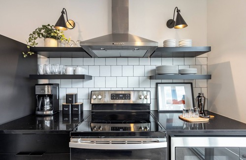 Historic Edgefield House | Dual Bachelor Pads w/Rooftop Lounge & Games | Sleeps 26 | 5 Min to Broadway