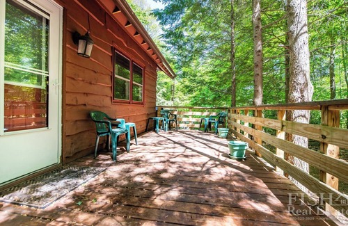 Laporte Cottage | Dual deck overlooking the lake at "Serenity" cottage in Lake Mokoma