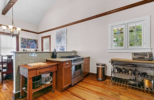 Duckpond Apartment | !Duck Pond Charming 3bed 2 bath house!