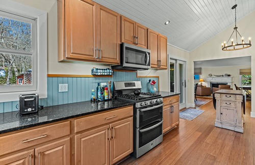 Highlands House | Duck's Nest - 2 BR Modern Retreat by the creek