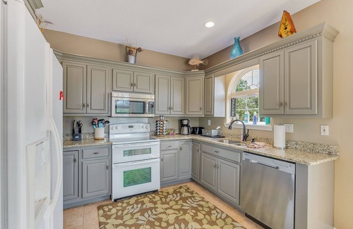 Houston House | Ducktail Pointe: 5 BR, 3 BA in Houston, Sleeps 14