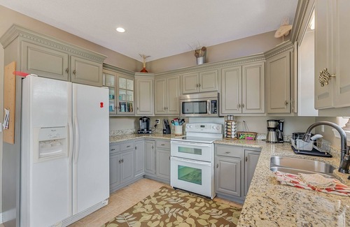 Houston House | Ducktail Pointe: 5 BR, 3 BA in Houston, Sleeps 14