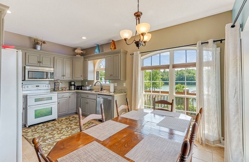 Houston House | Ducktail Pointe: 5 BR, 3 BA in Houston, Sleeps 14