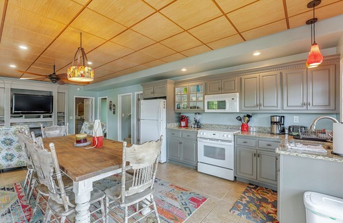 Houston House | Ducktail Pointe: 5 BR, 3 BA in Houston, Sleeps 14