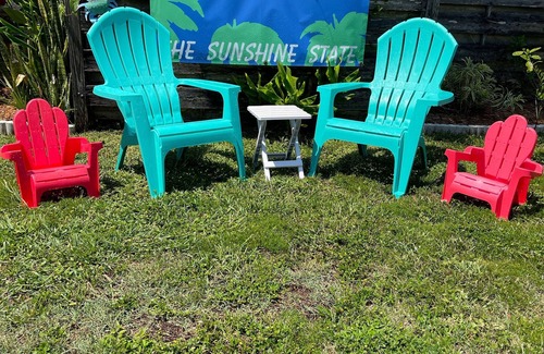 Palma Sola House | Duke & Sugars 🍍 Family Friendly ☀️ Retro Florida Vibes ,3 br ,2 bath, pool home .