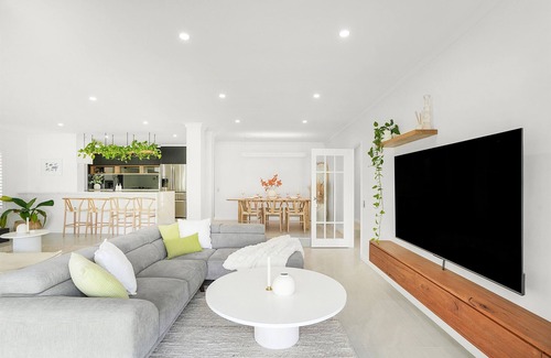 Duncraig House | Duncraig Dream with Pool and Alfresco BBQ