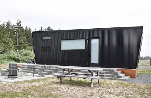Coos Bay Cabin | Dune Cabin - The Dune Cabin is well-appointed and uniquely designed and comfortably sleeps 6 guests. Private bedroom with queen bed, open loft with twin beds, and dinette that converts to a full size bed