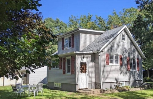 Town of Pines House | Dunes Cottage at Town of Pines Lake Michigan near Indiana Dunes Parks! n