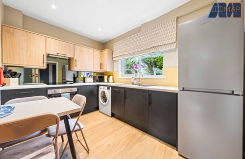 Dunfermline House | Dunfermline 3-Bed | Parking | Sleeps 4-6